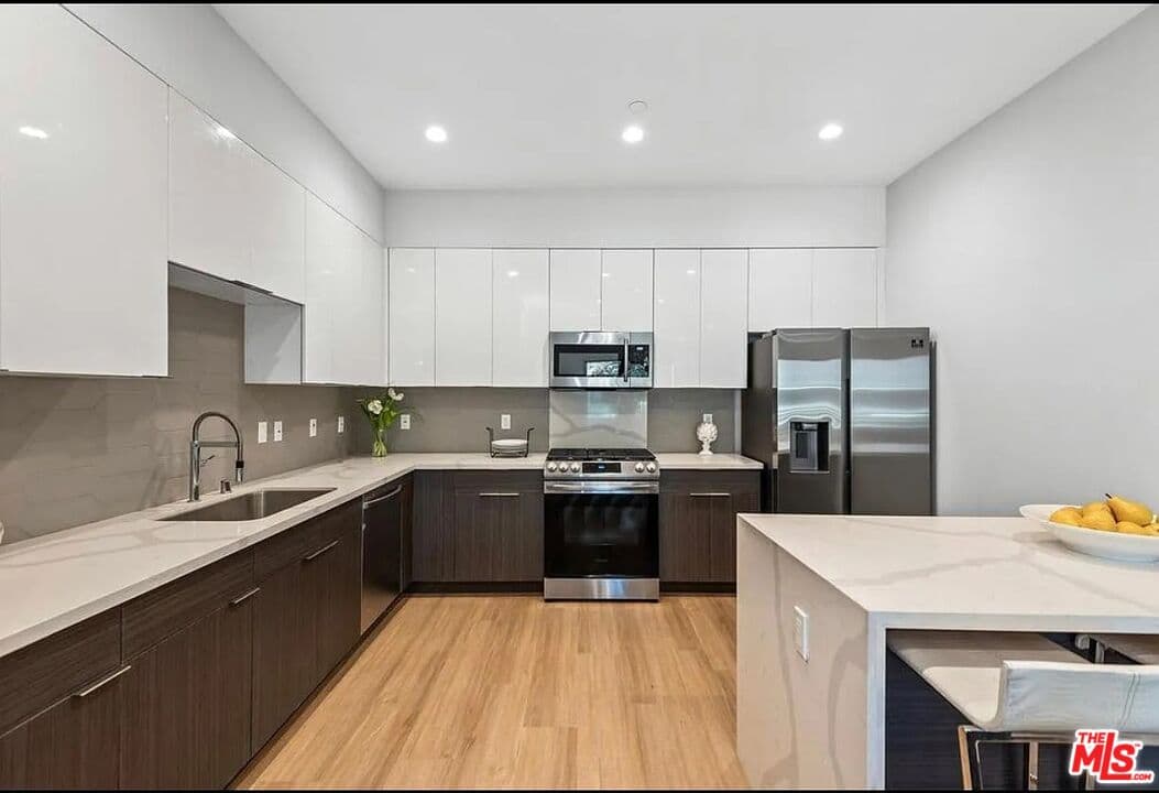 3 bd, 4 ba Condo in Los Angeles, CA — $6,795/mo — photo 2