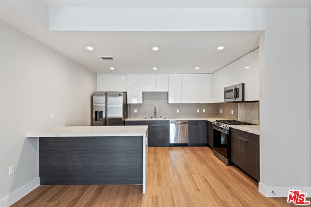 3 bd, 3 ba Condo in Los Angeles, CA — $5,995/mo — photo 2
