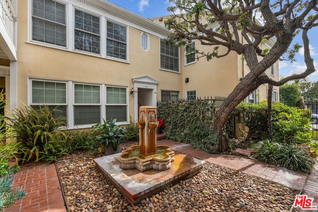 2 bd, 2 ba Apartment in Beverly Hills, CA — $3,950/mo — photo 2