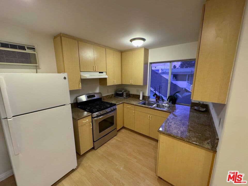 1 bd, 1 ba Condo in Los Angeles, CA — $1,800/mo — photo 2