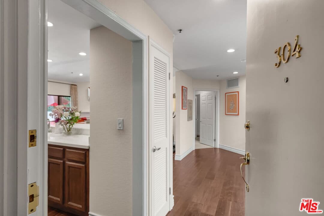 2 bd, 3 ba Condo in Los Angeles, CA — $5,299/mo — photo 2