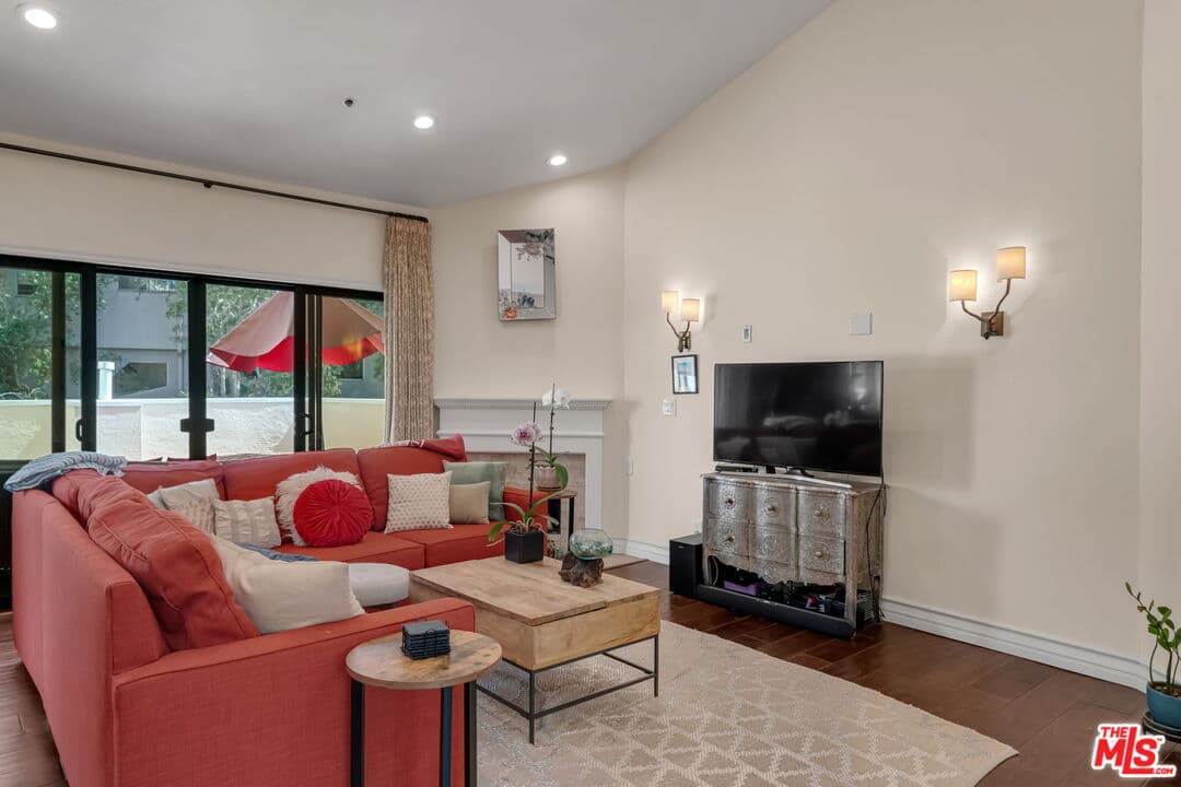 2 bd, 3 ba Condo in Los Angeles, CA — $5,299/mo — photo 1