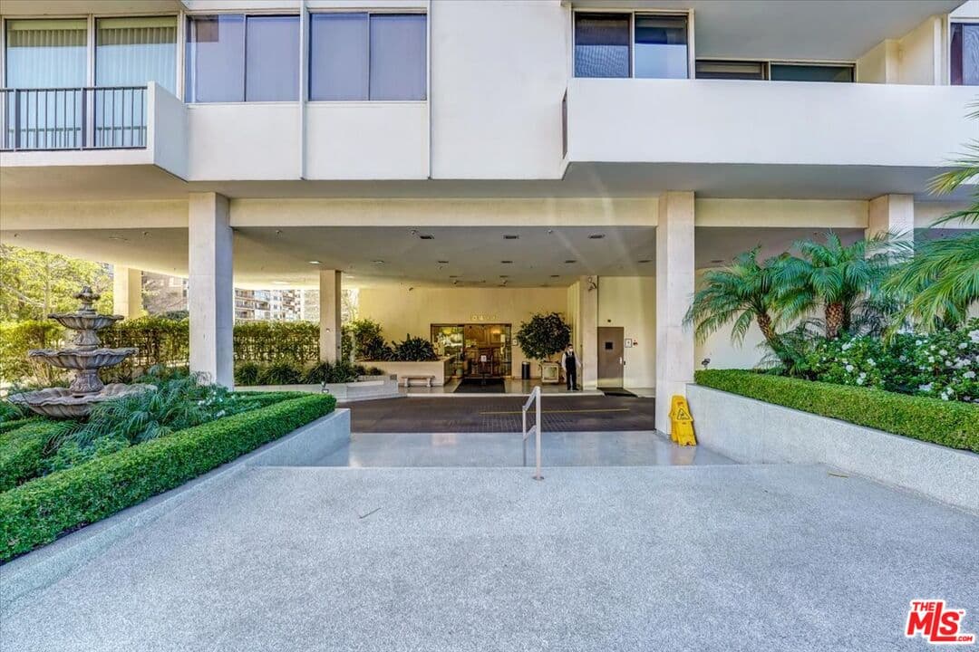 2 bd, 3 ba Condo in Los Angeles, CA — $5,995/mo — photo 2