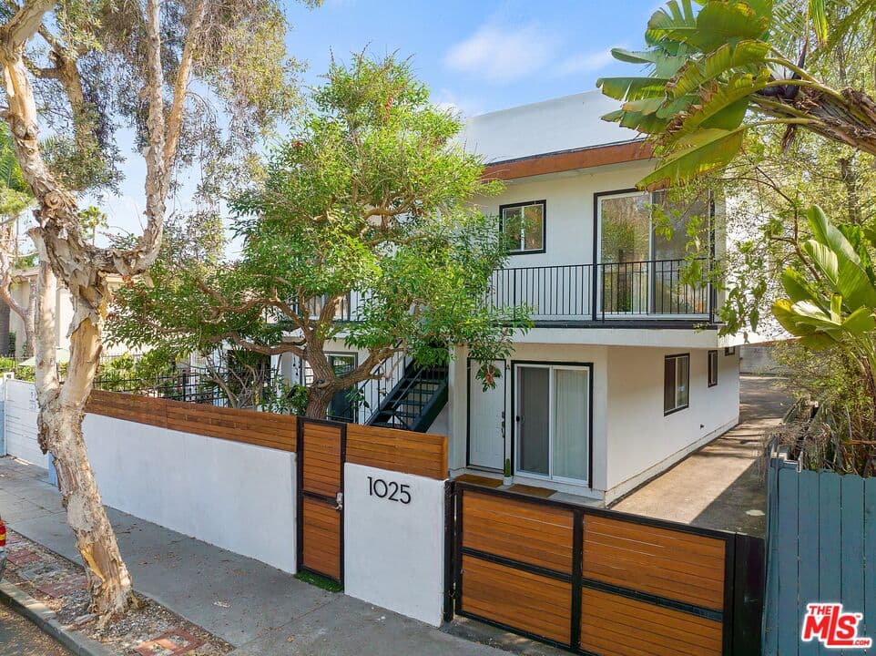 3 bd, 2 ba Townhouse in Venice, CA — $5,195/mo — photo 2