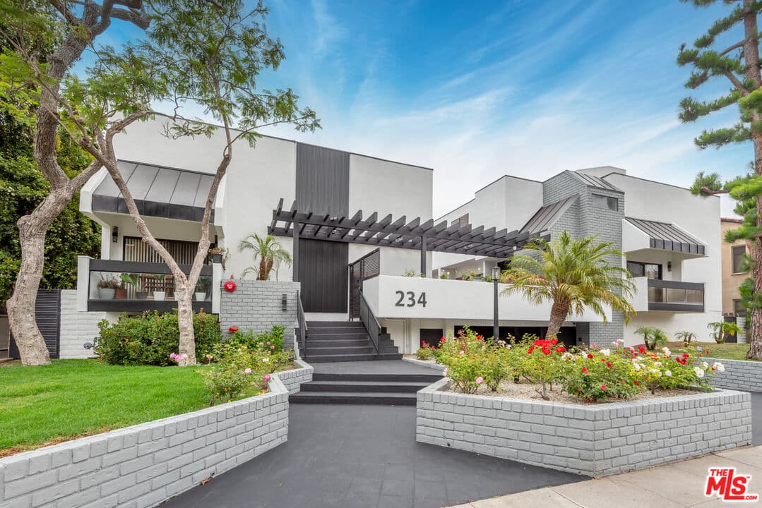 4BR Townhouse in Beverly Hills β $8,400/mo