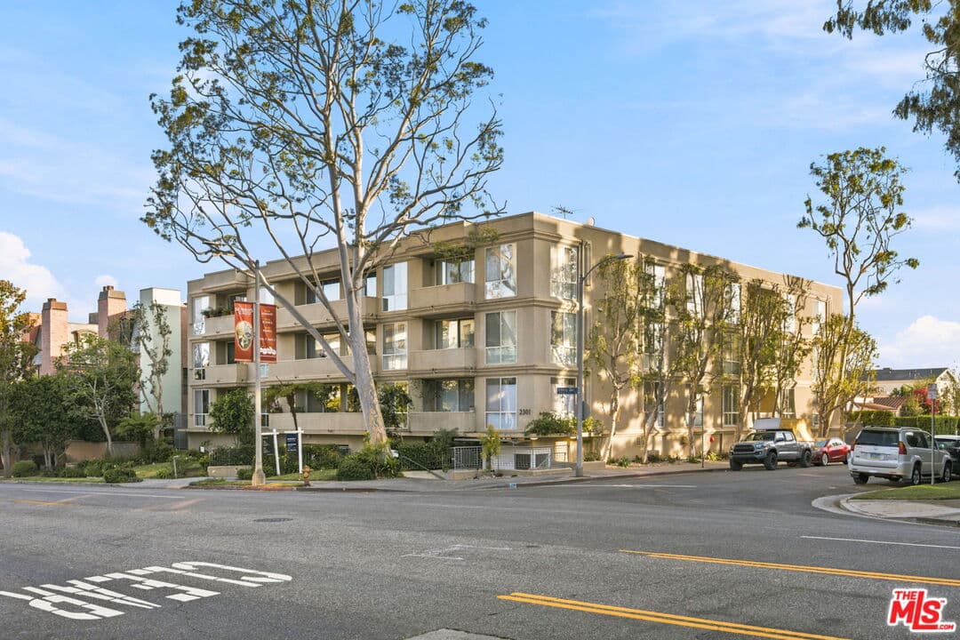 2 bd, 2 ba Condo in Los Angeles, CA — $3,600/mo — photo 2