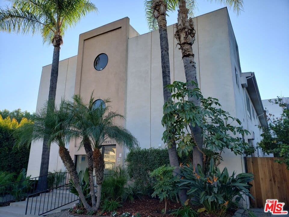 1 bd, 1 ba Townhouse in Los Angeles, CA — $2,350/mo — photo 1