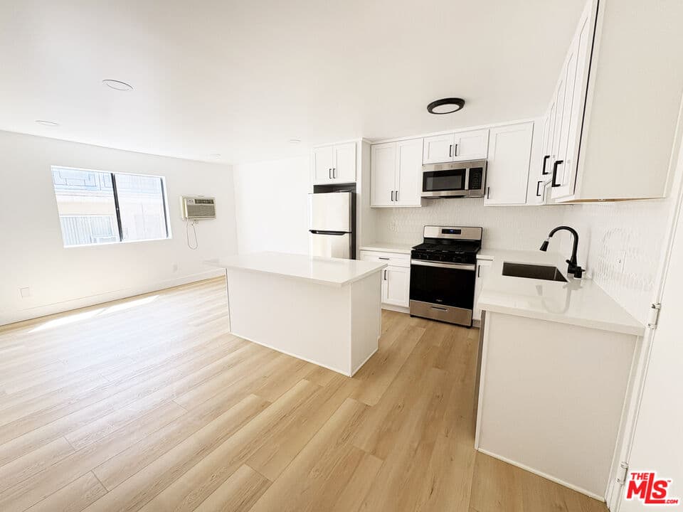 1 bd, 1 ba Apartment in Los Angeles, CA — $1,895/mo — photo 2