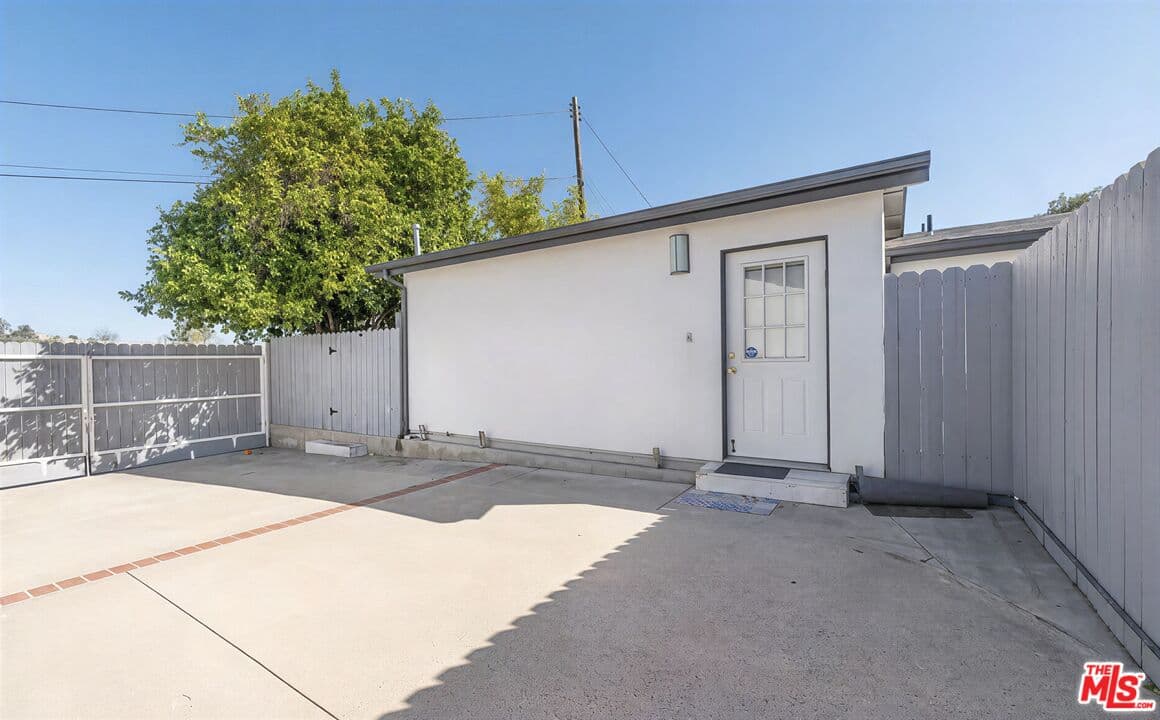 Studio, 1 ba House in Woodland Hills, CA — $1,750/mo — photo 2