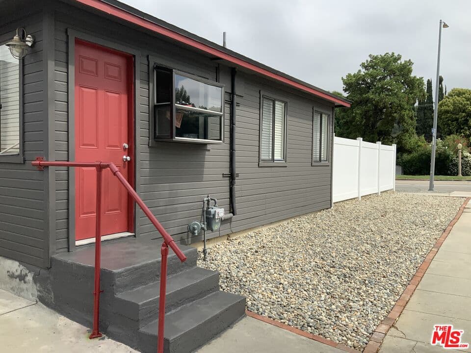 2 bd, 1 ba House in Woodland Hills, CA — $3,000/mo — photo 2