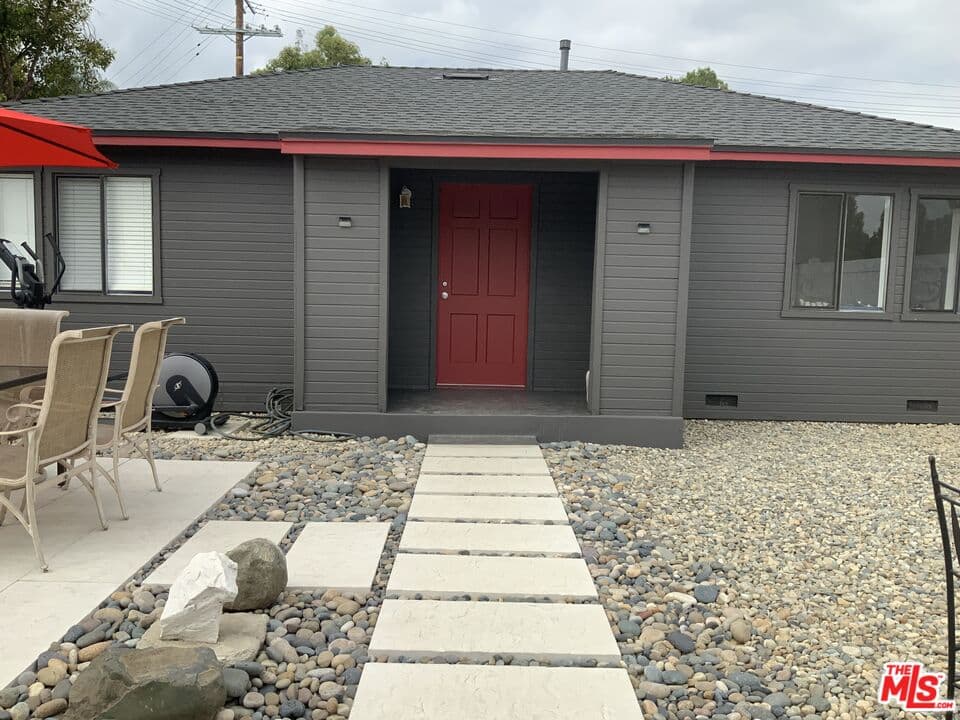 2BR House in Woodland Hills β $3,000/mo