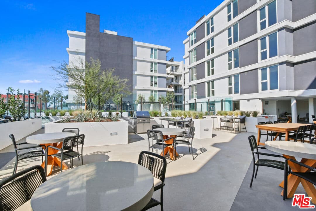 1 bd, 1 ba Apartment in Los Angeles, CA — $2,744/mo — photo 2