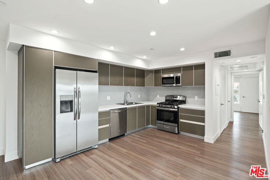 2 bd, 2 ba Townhouse in Los Angeles, CA — $3,795/mo — photo 2