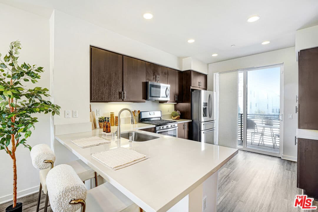 3 bd, 4 ba Condo in Los Angeles, CA — $4,100/mo — photo 2