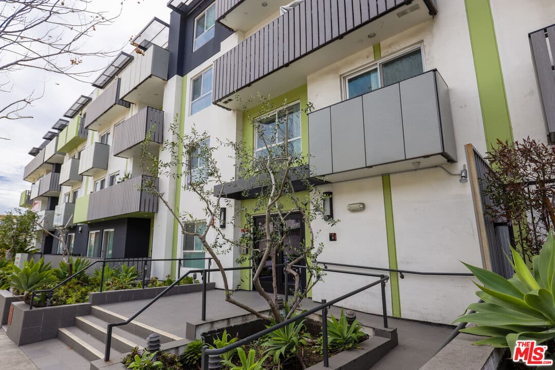 3 bd, 3 ba Townhouse in Los Angeles, CA — $3,995/mo — photo 1