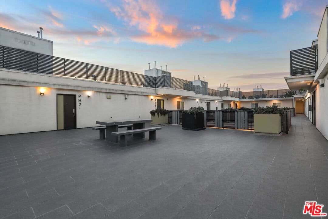 3 bd, 3 ba Townhouse in Los Angeles, CA — $3,995/mo — photo 2