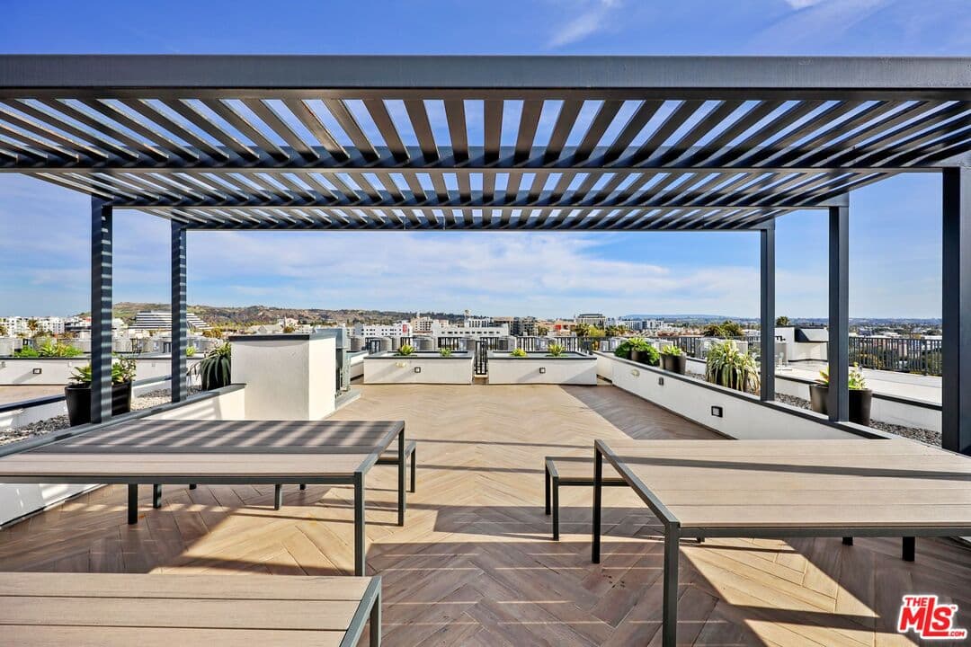 3 bd, 3 ba Townhouse in Los Angeles, CA — $4,695/mo — photo 2