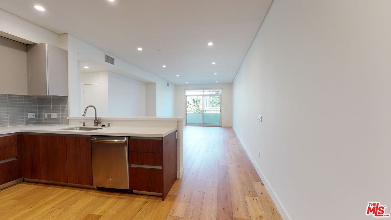 2 bd, 2 ba Apartment in Los Angeles, CA — $3,995/mo — photo 2