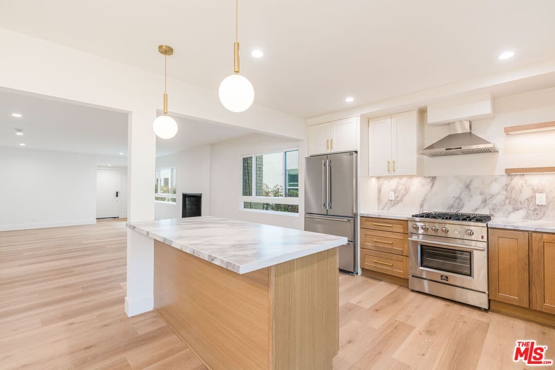 3 bd, 2 ba Townhouse in West Hollywood, CA — $6,000/mo — photo 2