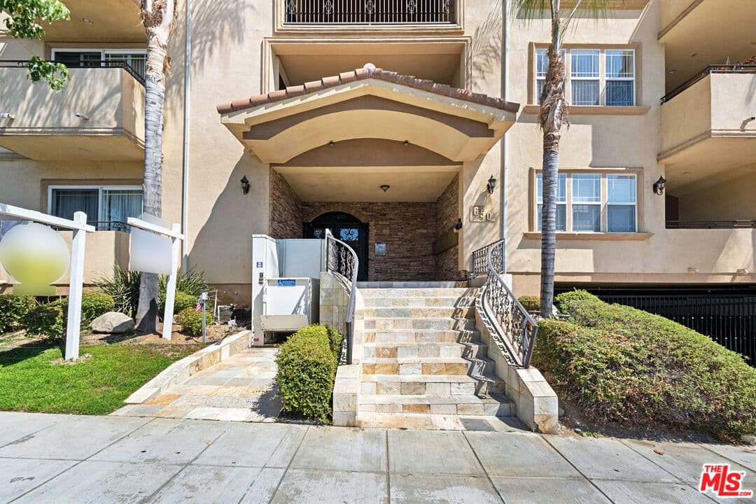 3 bd, 2 ba Condo in Burbank, CA — $4,650/mo — photo 2