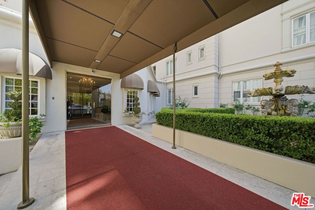 2 bd, 2 ba Condo in West Hollywood, CA — $5,800/mo — photo 2