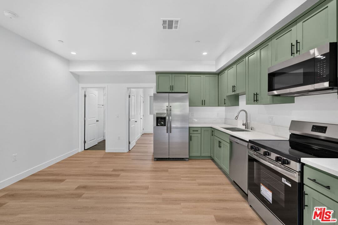 4 bd, 4 ba Townhouse in Los Angeles, CA — $4,250/mo — photo 2