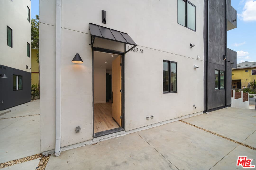 2 bd, 1 ba Townhouse in Los Angeles, CA — $2,295/mo — photo 1
