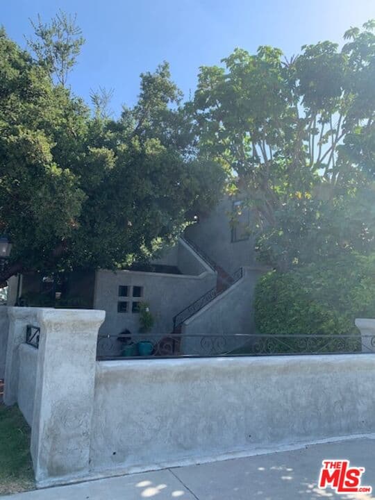 3 bd, 2 ba Townhouse in Los Angeles, CA — $6,500/mo — photo 2