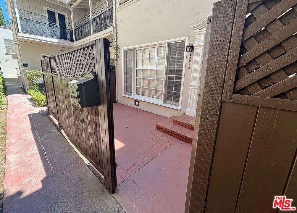 2 bd, 2 ba Townhouse in Beverly Hills, CA — $3,995/mo — photo 2