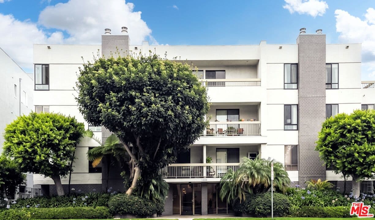 3 bd, 4 ba Condo in Los Angeles, CA — $8,500/mo — photo 2