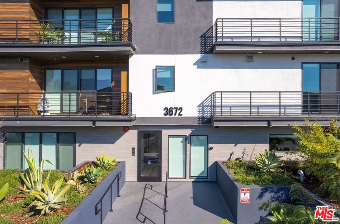 2 bd, 2 ba Apartment in Palms, CA — $4,980/mo — photo 2