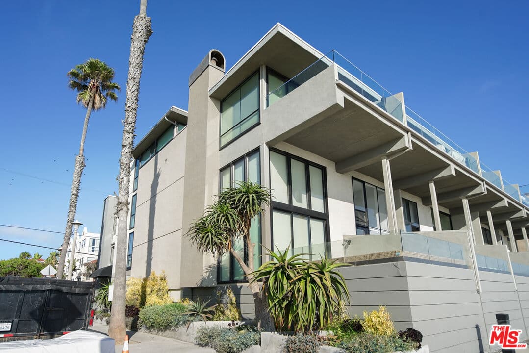 2 bd, 2 ba Townhouse in Marina Del Rey, CA — $6,495/mo — photo 2