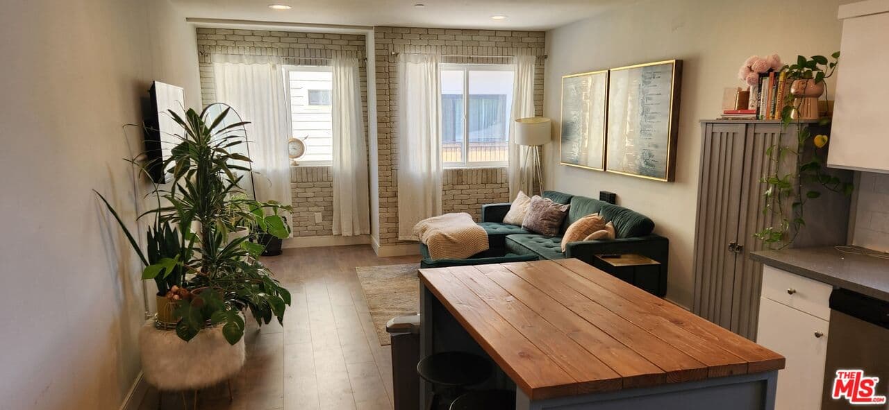 4 bd, 4 ba Townhouse in Los Angeles, CA — $4,100/mo — photo 2
