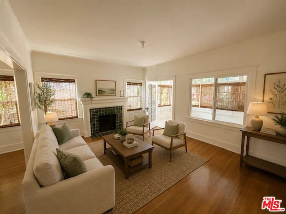 2 bd, 1 ba Townhouse in Los Angeles, CA — $4,695/mo — photo 2