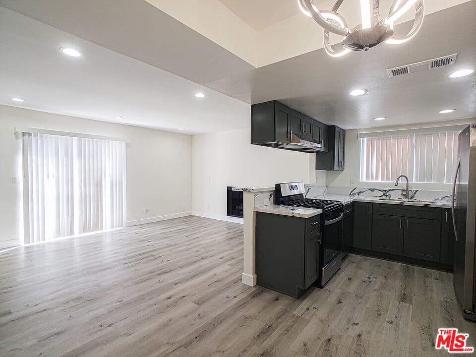 3BR Townhouse in Northridge — $3,500/mo