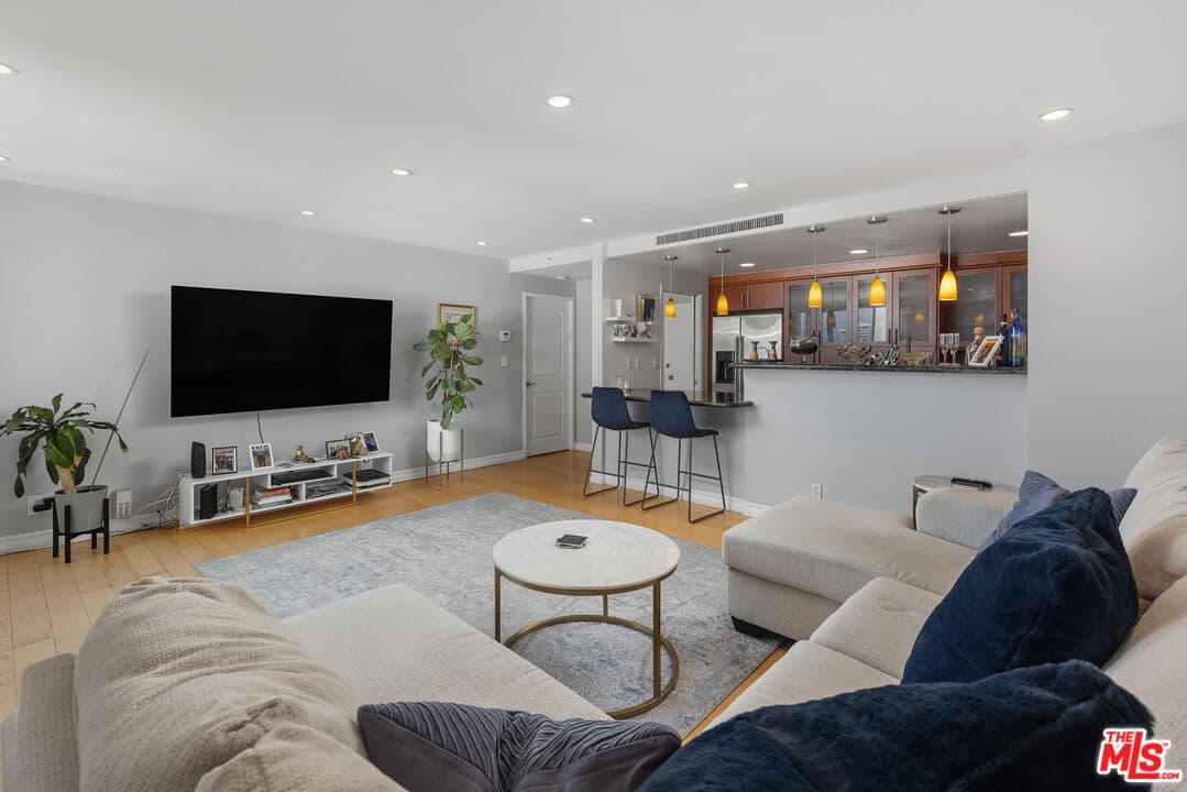 1 bd, 1 ba Condo in Los Angeles, CA — $3,450/mo — photo 2