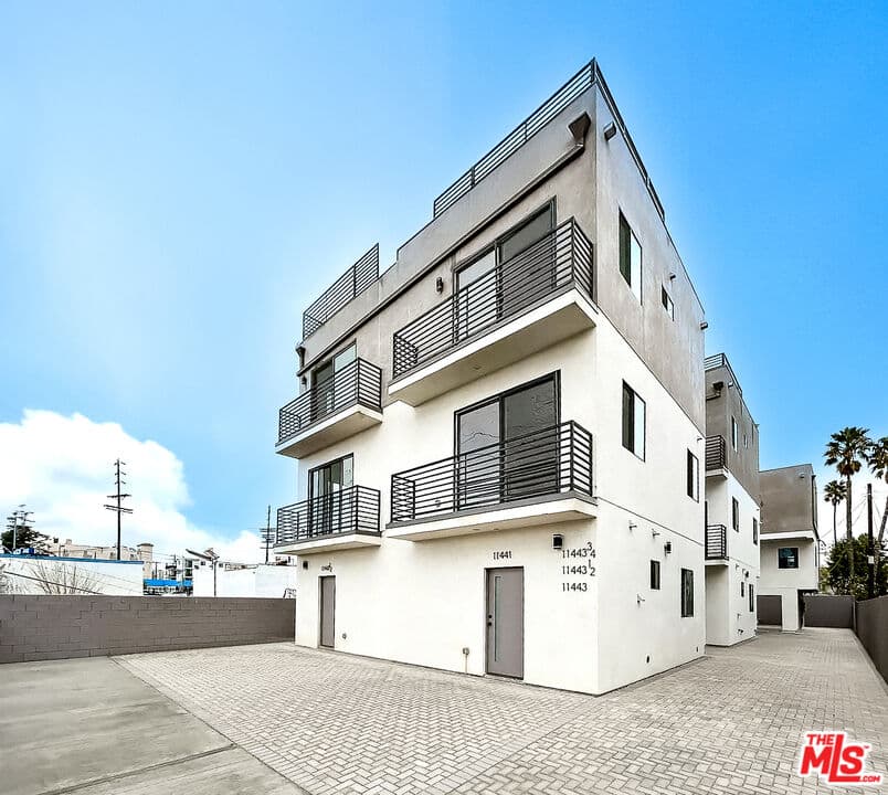 3 bd, 3 ba Townhouse in North Hollywood, CA — $3,499/mo — photo 2