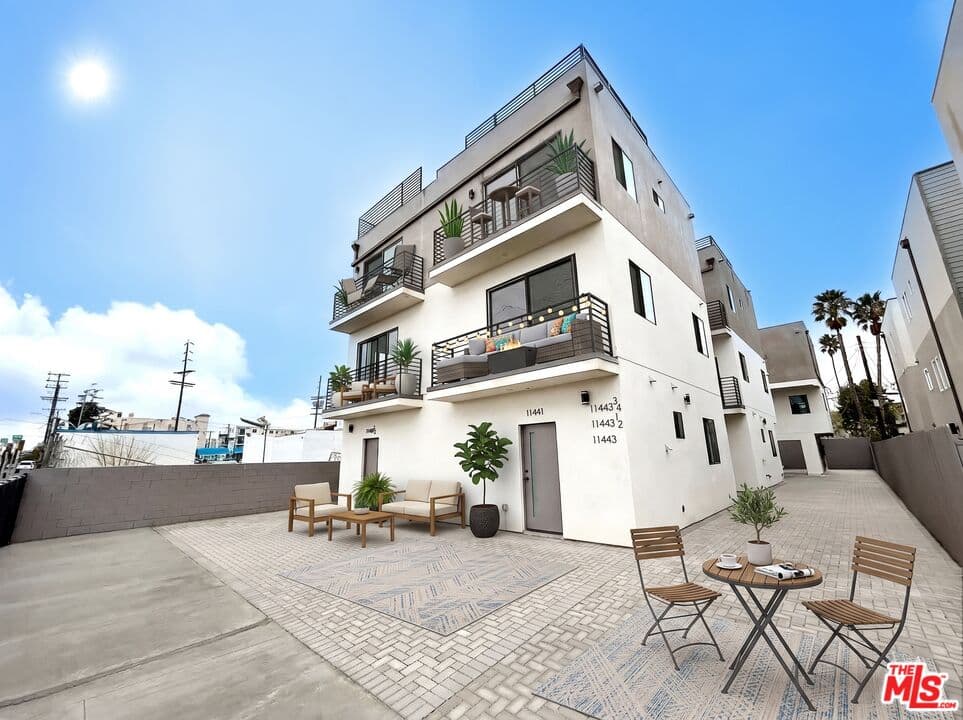 3 bd, 3 ba Townhouse in North Hollywood, CA — $3,499/mo — photo 1