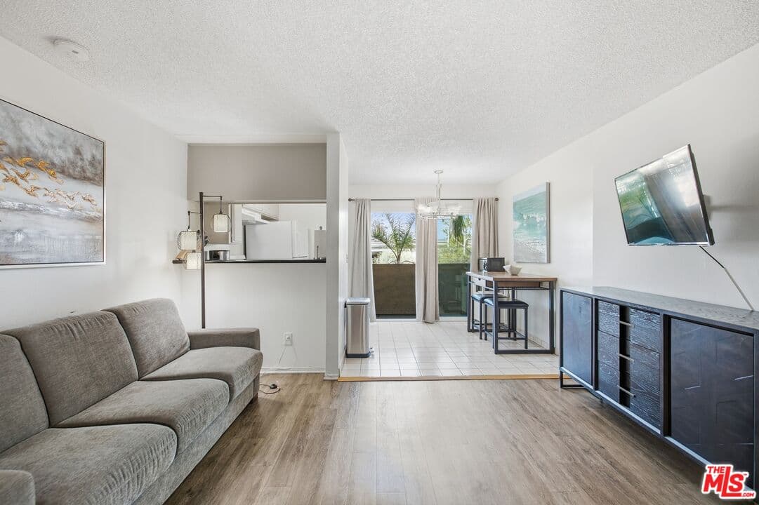Studio, 1 ba Apartment in Los Angeles, CA — $1,800/mo — photo 2