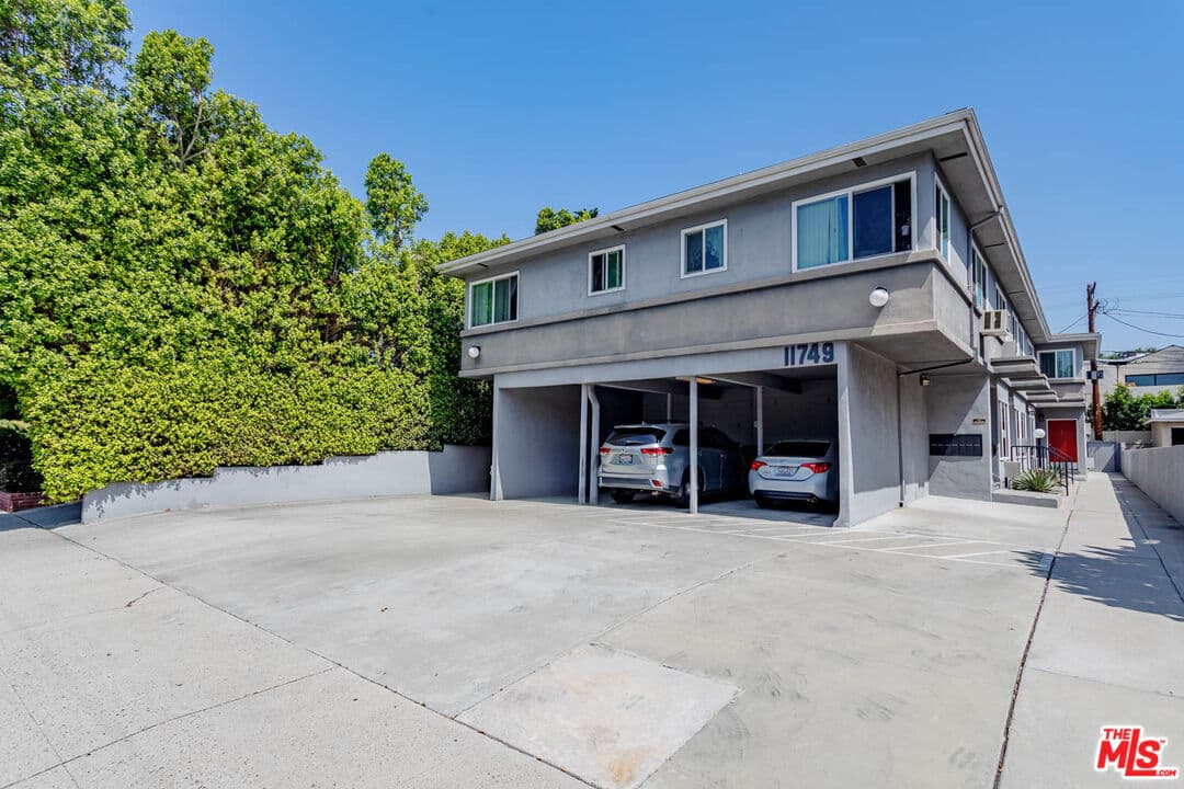 2BR Apartment in Valley Village — $2,250/mo