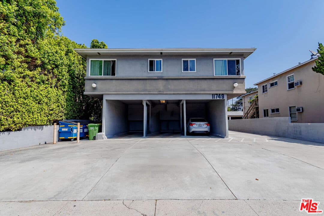 2 bd, 1 ba Apartment in Valley Village, CA — $2,250/mo — photo 2