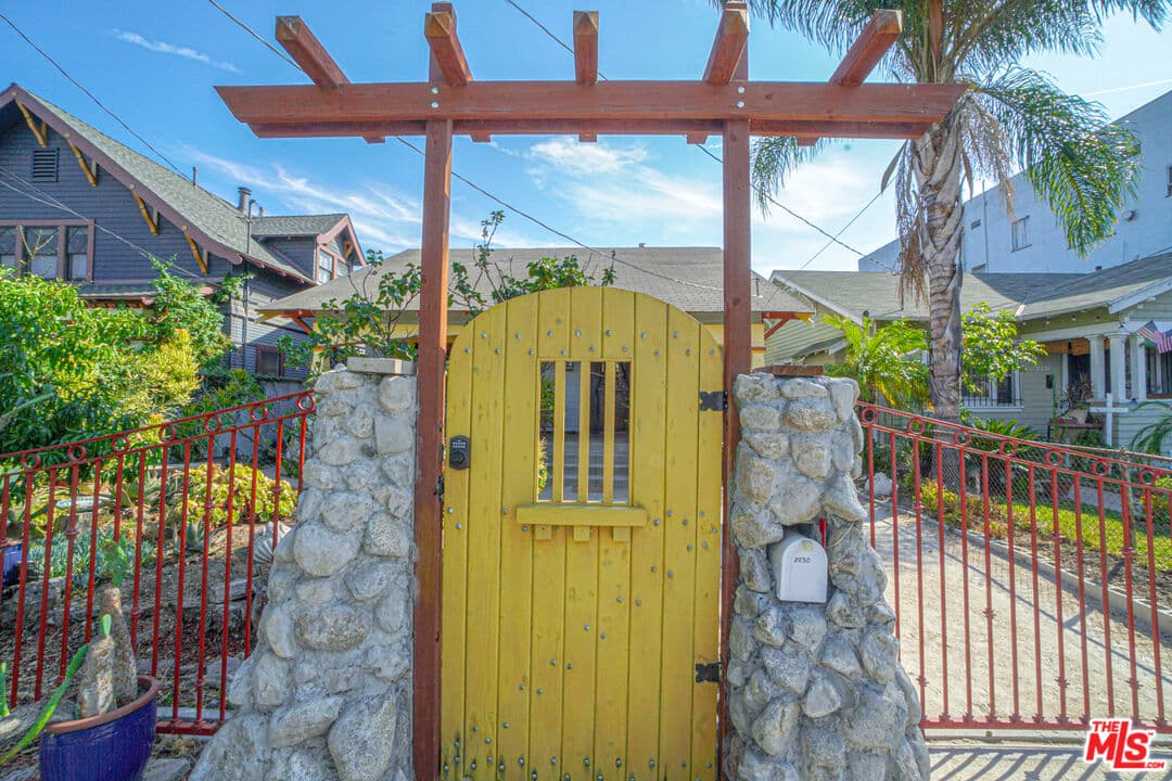 2 bd, 2 ba House in Los Angeles, CA — $3,950/mo — photo 2