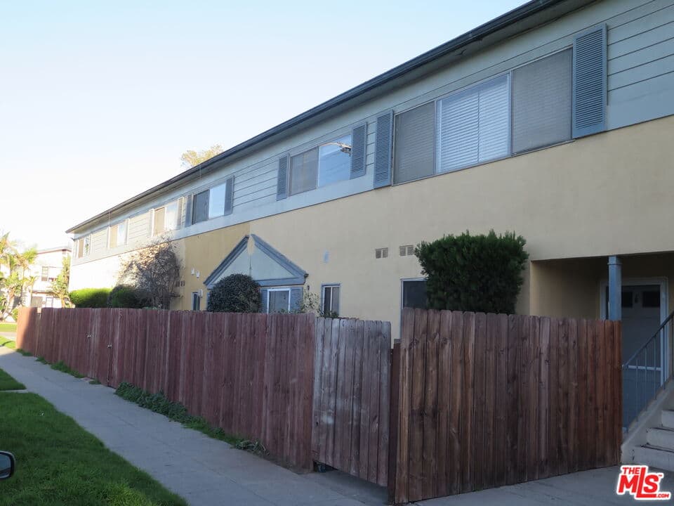 2BR Townhouse in Los Angeles β $3,325/mo