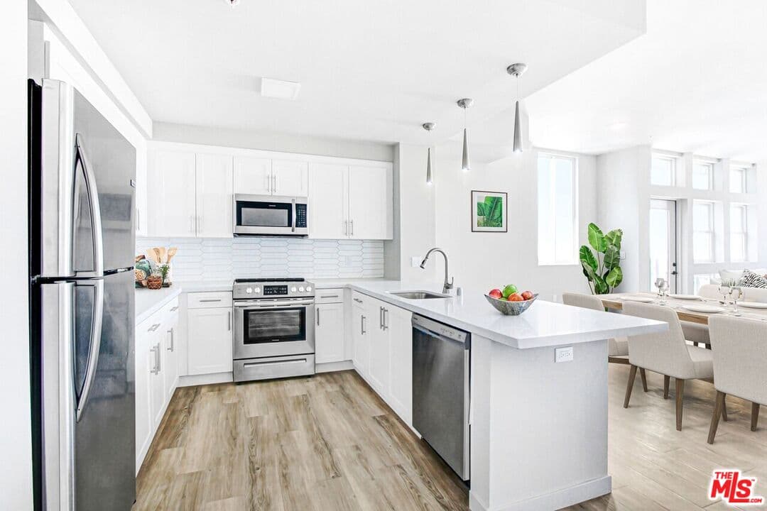 2 bd, 2 ba Apartment in Los Angeles, CA — $3,264/mo — photo 2