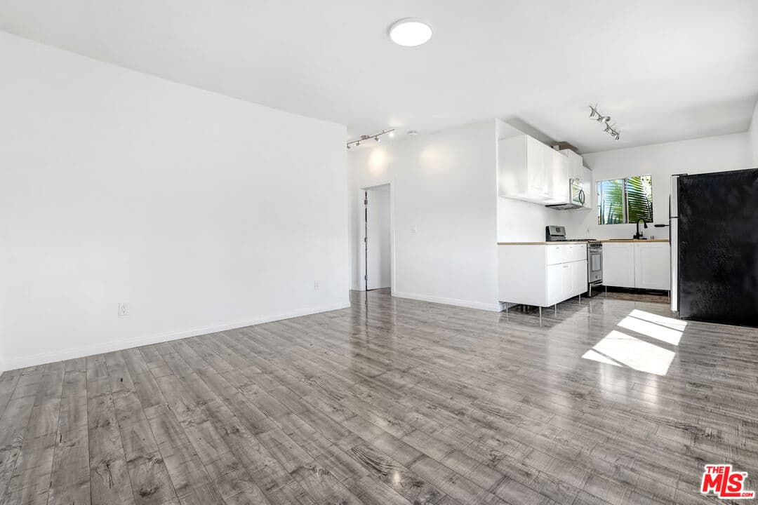 2 bd, 2 ba Townhouse in Los Angeles, CA — $2,600/mo — photo 2