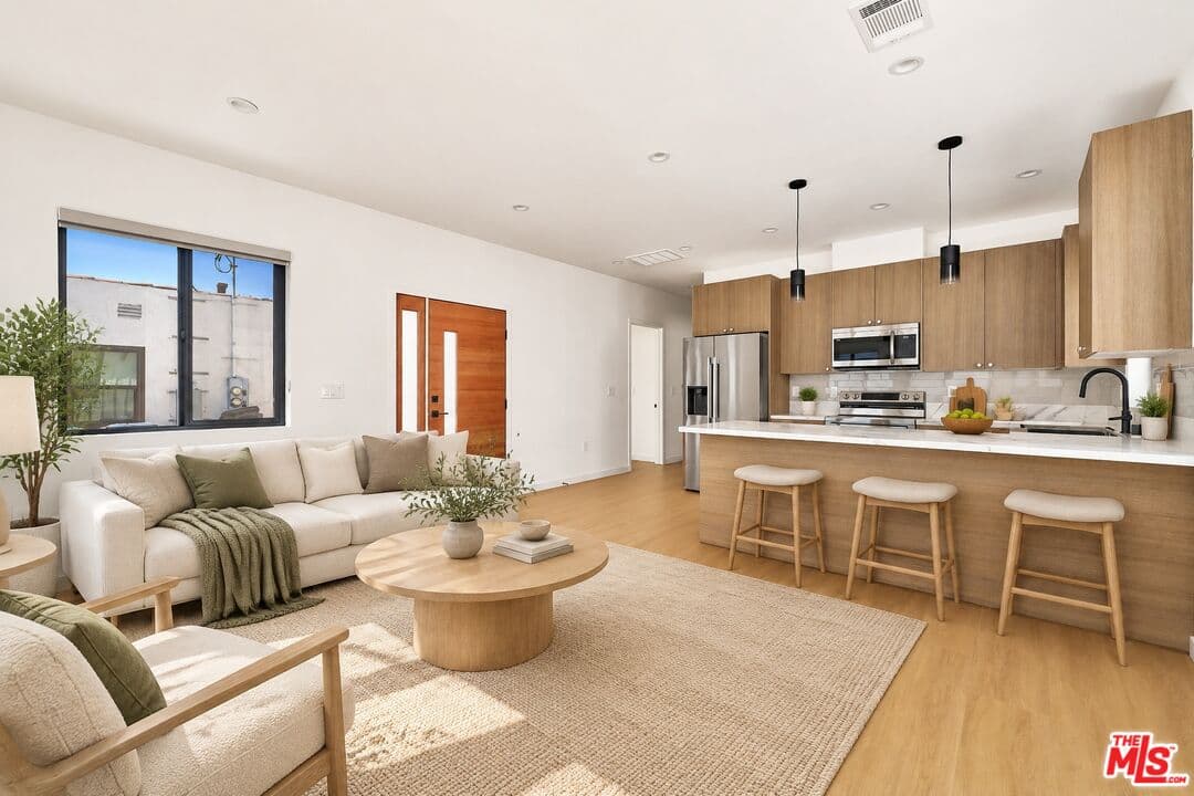 2BR House in Los Angeles β $4,200/mo