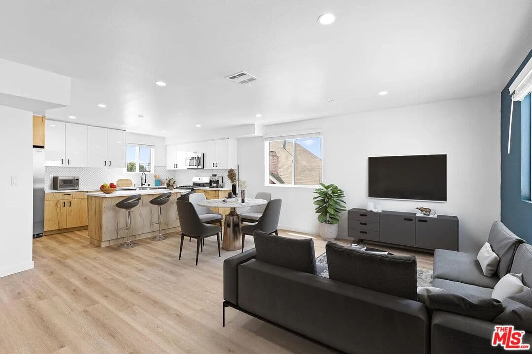 3 bd, 2 ba Condo in Los Angeles, CA — $4,150/mo — photo 2