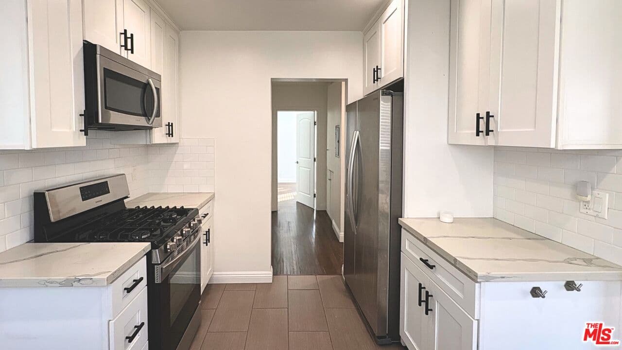 2 bd, 2 ba Townhouse in Los Angeles, CA — $4,200/mo — photo 2