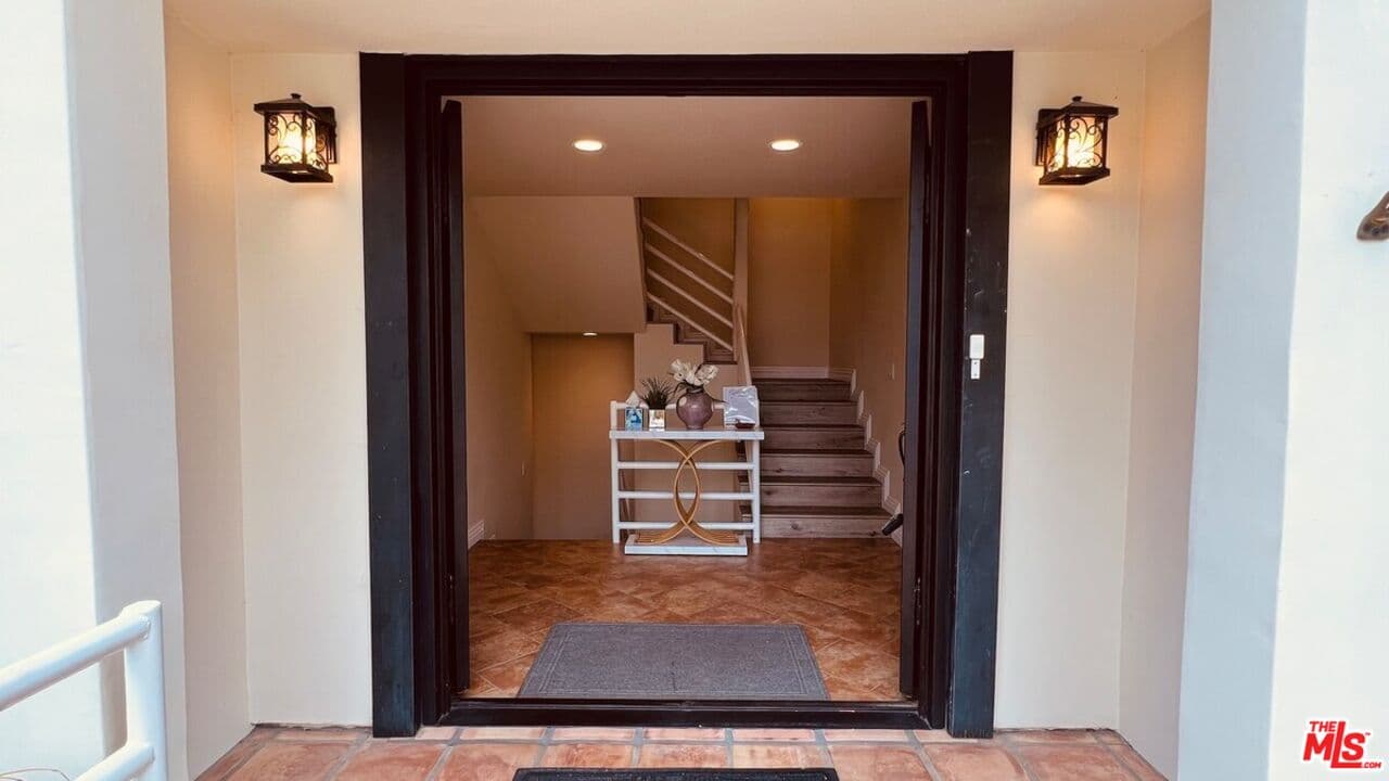 3 bd, 4 ba House in Woodland Hills, CA — $7,295/mo — photo 2