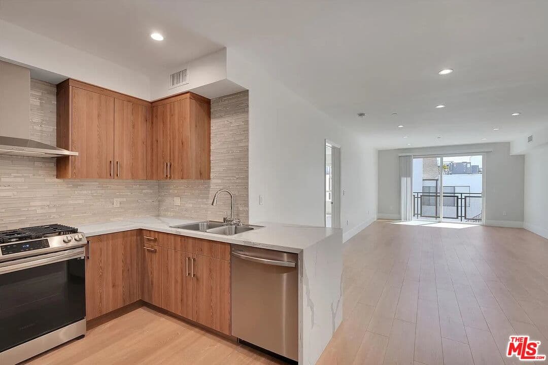 2 bd, 2 ba House in Sherman Oaks, CA — $3,750/mo — photo 2